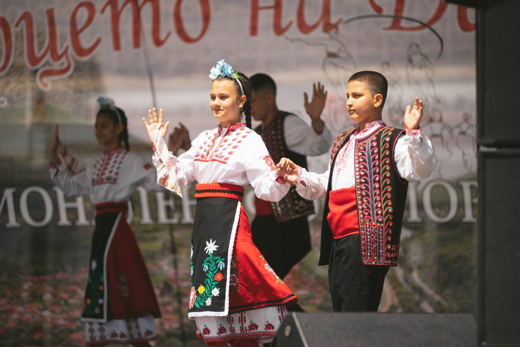 Над 300 танцьори се изявиха на Третия национален фолклорен фестивал 